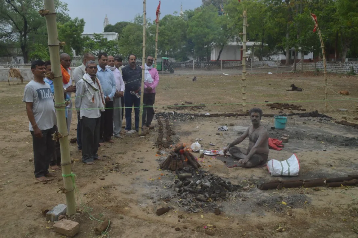 - अधिवक्ता दीपक तिवारी ने लक्ष्मणबाग परिसर में 48 डिग्री तापमान के साथ चारों ओर आग जलाकर बैठे रहे