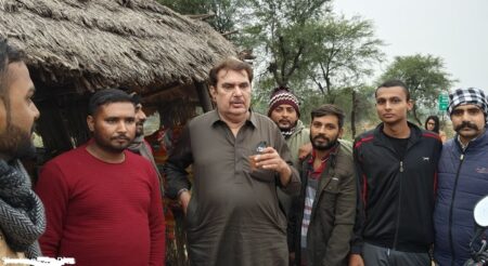 Actor Raza Murad drank tea in a hut on the side of the highway, said the greenery of the fields is good