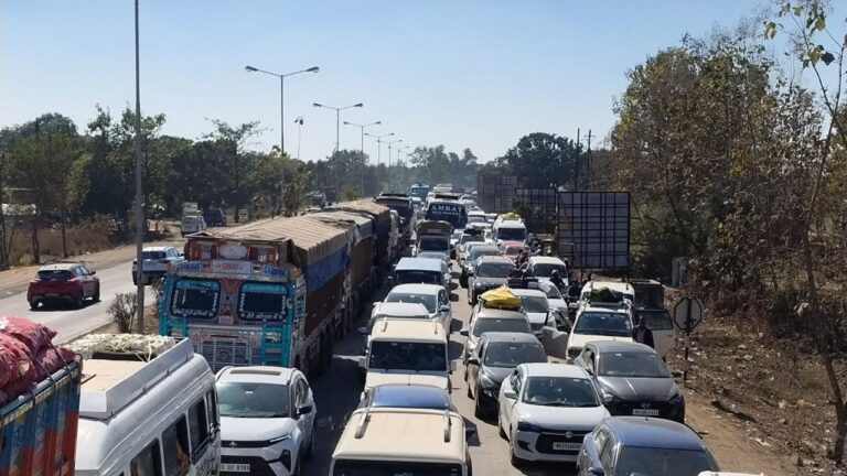 Mahakumbh: Thousands of people troubled by two-day traffic jam in Rewa's National Highway, diesel and CNG are running out.