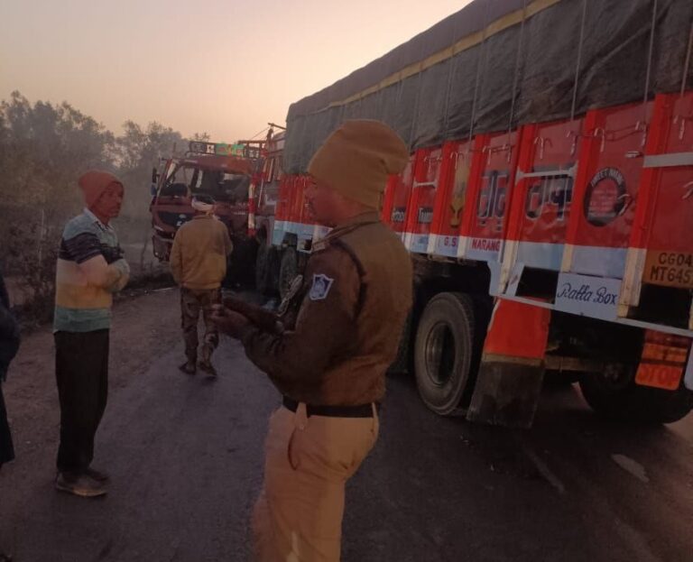 Two killed in collision between trucks on Mahakumbh Marg, problem of traffic jam