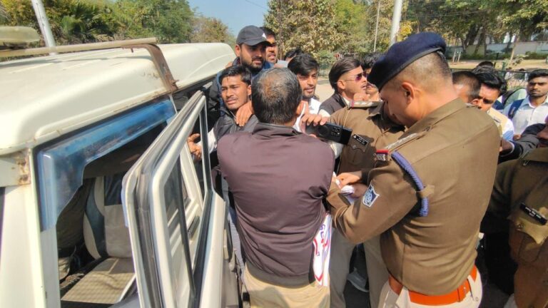 रीवा। राष्ट्रीय स्वयंसेवक संघ पर प्रतिबंध लगाए जाने की मांग कर रहे एनएसयूआई के कार्यकर्ताओं को पुलिस ने गिरफ्तार कर लिया है। एक दिन पहले शहर में आरएसएस बैन के पोस्टर चस्पा करने वाले तीन कार्यकर्ताओं को जेल भेज दिया गया है। जमानत के लिए दस्तावेज लेकर कांग्रेस के नेता पहुंचे थे लेकिन जमानत नहीं दी गई। वहीं कई अन्य कार्यकर्ताओं को कई घंटे तक हिरासत में रखने के बाद देर शाम छोड़ दिया गया है। शहर के कॉलेज चौराहे में एनएसयूआई कार्यकर्ताओं द्वारा नुक्कड़ सभा आयोजित की जा रही थी। इसी दौरान सिविल लाइन थाने की पुलिस पहुंची और कार्यकर्ताओं को हिरासत में ले लिया। सभी को पुलिस कंट्रोल रूम ले जाया गया। इसकी खबर मिलते ही कांग्रेस के जिला अध्यक्ष राजेन्द्र शर्मा, कविता पांडेय, गिरीश सिंह, मनीष नामदेव, अनूप सिंह चंदेल सहित अन्य नेता पहुंचे और पुलिस अधिकारियों से गिरफ्तारी का कारण पूछा। पुलिस के अधिकारी अधिक जानकारी नहीं दे पाए और कहा कि शांति व्यवस्था के तहत हिरासत में लिया गया। एनएसयूआई के पूर्व अध्यक्ष अनूप सिंह चंदेल ने कहा है कि भाजपा के इशारे पर पुलिस बल ने एनएसयूआई के कार्यकर्ताओं को गिरफ्तार किया है। लोकतंत्र में शांतिपूर्ण तरीके से अपनी मांगें रखने के लिए हर कोई स्वतंत्र है। इस दौरान एनएसयूआई के प्रदेश सचिव रविसुमित सिंह, अभिराज बौद्ध, कुंदन साकेत पर 170 बीएनएसएस के तहत गिरफ्तार कर जेल भेज दिया गया है। मुचलके पर छोडऩे से पुलिस ने इंकार कर दिया। कालेज चौराहे से हिरासत में लिए गए एनएसयूआई जिला अध्यक्ष पंकज उपाध्याय, निकिता शर्मा, अजय सिंह, अर्पित तिवारी, संजीव द्विवेदी, बलराम तिवारी, नितकर्ष मिश्रा, आशु मिश्रा, सानुराग सिंह, वेदनारायण तिवारी, प्रांशु द्विवेदी, अमन द्विवेदी, कुंदन वर्मा, निखिल प्रताप सिंह, मोहित शुक्ला, आशु अग्निहोत्री, शिवम त्रिपाठी, अनिकेत प्याशी, अर्पण तिवारी, जितेंद्र गौतम,संजू कुशवाहा आदि को देर शाम छोड़ा गया। इस घटना को पूर्व एनएसयूआई अध्यक्ष अनुपम तिवारी ने सरकार की तानाशाही बताया है। --- लोकतंत्र में आवाज दबाना चाहती है सरकार कांग्रेस जिला अध्यक्ष राजेन्द्र शर्मा ने कहा है कि लोकतंत्र में सार्वजनिक तौर पर आवाज उठाने का अधिकार सभी को है। एक संगठन को प्रतिबंधित करने की मांग कर रहे कार्यकर्ताओं के साथ मारपीट कर गिरफ्तार करना और जेल भेजना निंदनीय है। यह सत्ता का पूरी तरह से दुरुपयोग है। वहीं कविता पांडेय ने कहा कि सत्याग्रह हमारा मौलिक अधिकार है, इसे भाजपा की सरकार नहीं छीन सकती।