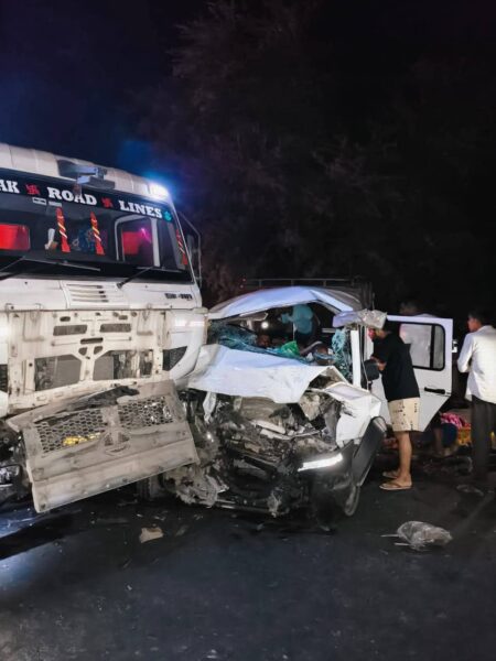 A truck hit a vehicle carrying pilgrims, eight died