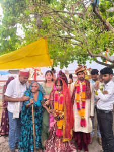 विवाह के समय मौजूद बडख़रा गांव के लोग..