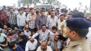 भोपाल रोड पर चक्का जाम कर प्रदर्शन हरदा में करणी सेना के नेताओं की गिरफ्तारी के बाद देवास में भी प्रदर्शन किया गया। यहां नेशनल हाइवे के भोपाल रोड पर जाम लगा दिया गया। भारी संख्या में वाहनों की आवाजाही बंद हो गई। सूचना पर पहुंचे पुलिस अधिकारियों ने समझाइश दी। घंटों प्रदर्शन के बाद मामला शांत कराया गया। निष्पक्ष जांच का आश्वासन दिया गया है। 