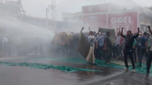 SEO Description (Meta Description): हरदा (MP) में करणी सेना का प्रदर्शन हिंसक हो गया। पुलिस पर रिश्वत के आरोप, लाठीचार्ज, आंसू गैस और 36+ गिरफ्तारियों से मचा हड़कंप। जानिए पूरी घटना की इनसाइड स्टोरी और ठगी के केस की असली वजह।